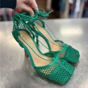 Womens Size 10 Green Gianni Bini Heals 4inch Heel. Condition is used.